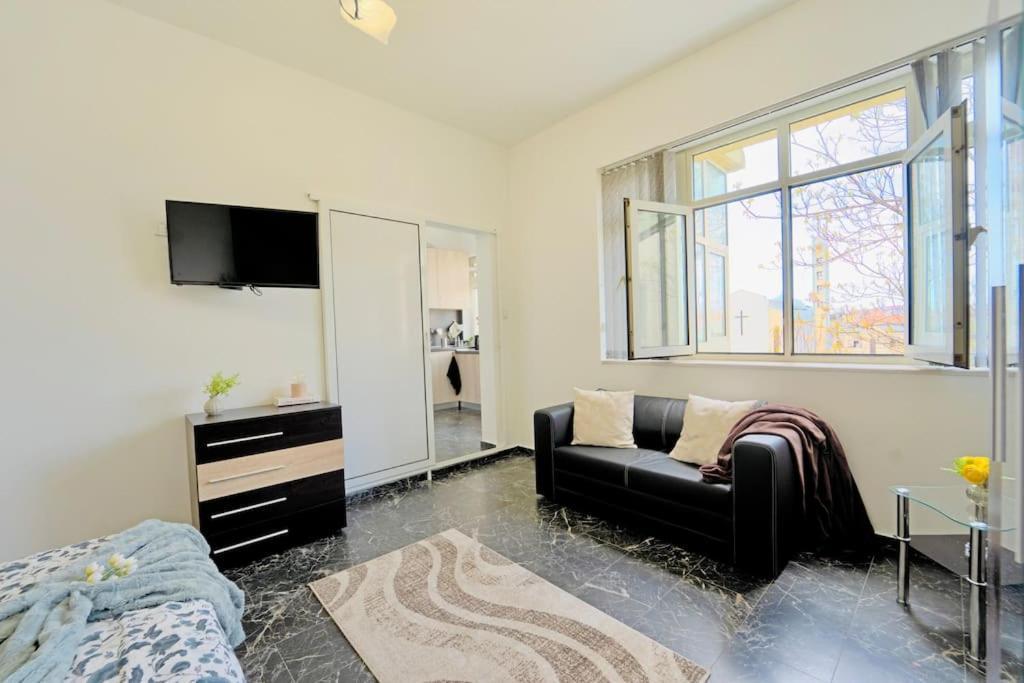 Cozy 1-Bedroom Flat In The Very Center Of 소피아 외부 사진