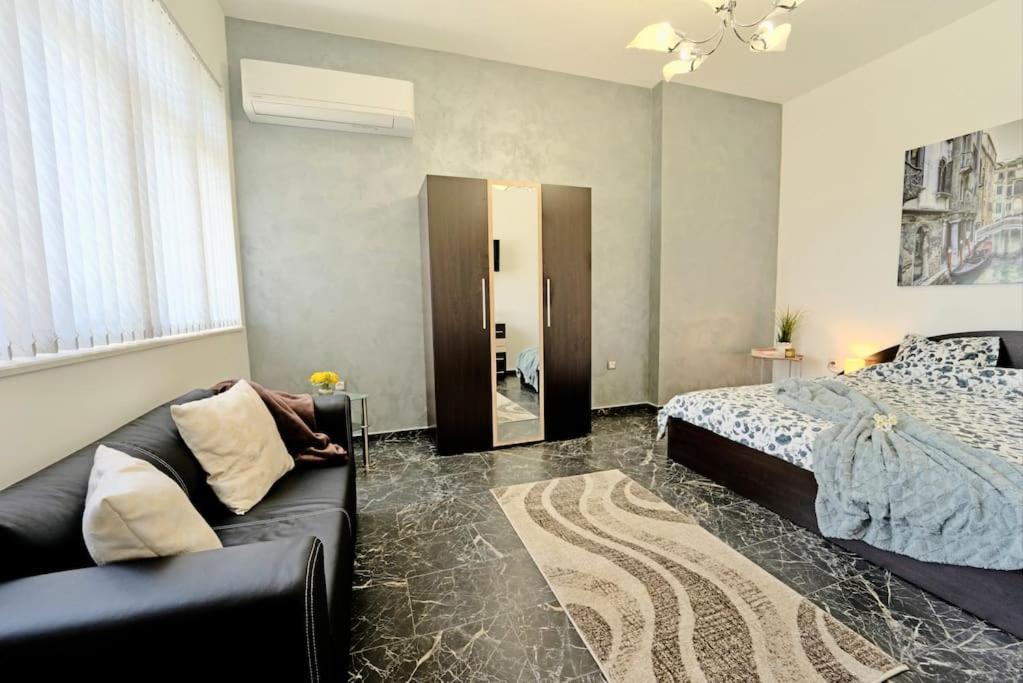 Cozy 1-Bedroom Flat In The Very Center Of 소피아 외부 사진