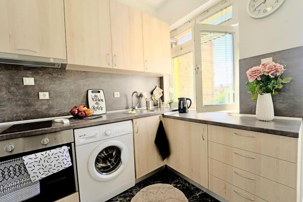 Cozy 1-Bedroom Flat In The Very Center Of 소피아 외부 사진
